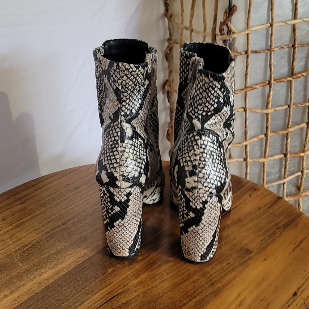 Snake skin size 6.5 boot. Zipper on the inside of boot. No nicks no scuffs. - Picture 5 of 8